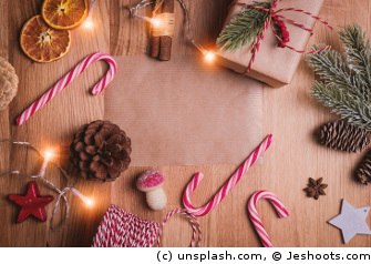 Weihnachtsdekoration, Zuckerstangen, Tannenzapfen, Lichterkette [unsplash.com,  Jeshoots.com]